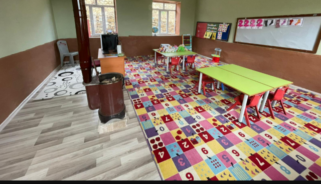 Okulun yenilenen yüzü, mahalle sakinleri ve veliler tarafından büyük bir memnuniyetle karşılandı. GÜL-AY-DER, bölgedeki sosyal yardımlaşma ve eğitim projelerine hız kesmeden devam edeceğini belirtti.