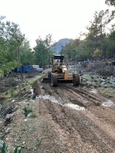 Yenikaş Mahallesi: Yoğun kullanım nedeniyle bozulan kilit parke taşları onarılarak yollar yenileniyor. Ayrıca, aşırı yağışlar sonucu zarar gören duvarlarda bakım ve güçlendirme çalışmaları yapılarak çevre güvenliği sağlanıyor.