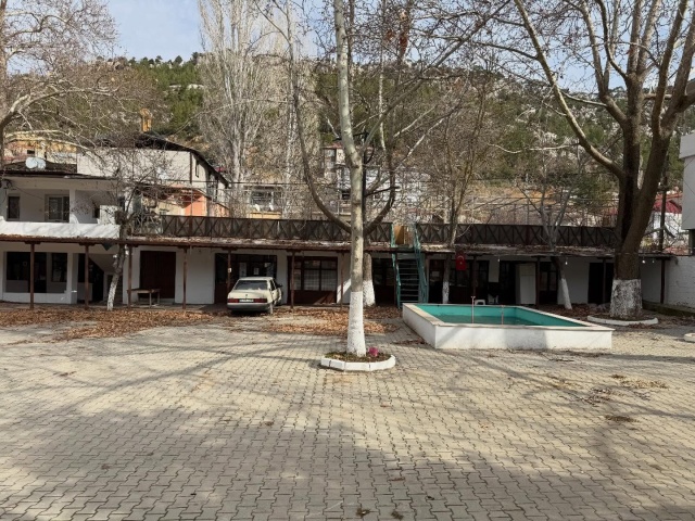 Mersin’in Silifke ilçesinde yer alan ve bölgenin en sevilen duraklarından biri olan Gökbelen Yaylası, mevsim geçişleriyle birlikte bambaşka bir kimliğe bürünüyor. Yaz aylarında sıcaklardan kaçanların sığınağı olan yayla, Ocak ayının gelmesiyle yerini derin bir sessizliğe ve dinginliğe bırakıyor.