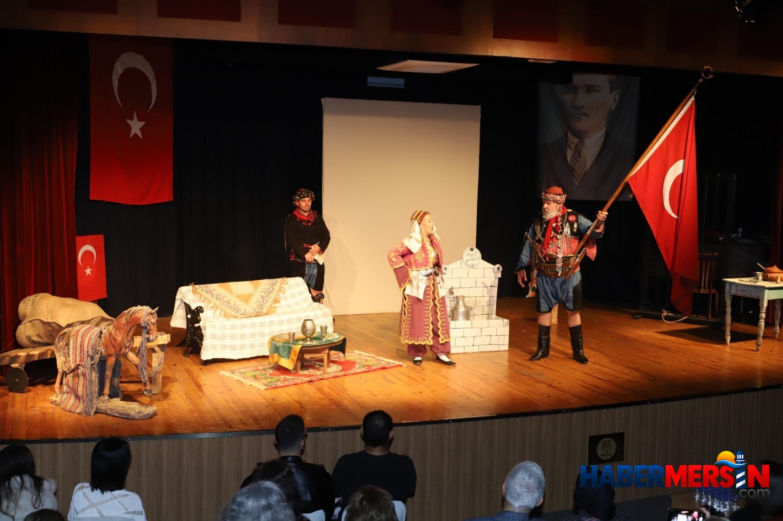 Nazilli'de oynanan tiyatro oyunu vatandaşlardan tam not aldı