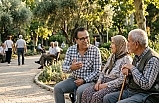 Yaşlı Bakım Uzmanından "Sıcak Havası" Uyarısı. "Yaşlıları Eve Hapsatmek Sağlıklarını Olumsuz Etkiliyor"